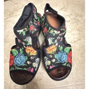 Bzees Sandals Women's Black Floral Dream Wedge Open Toe Lightweight Shoes Size 8